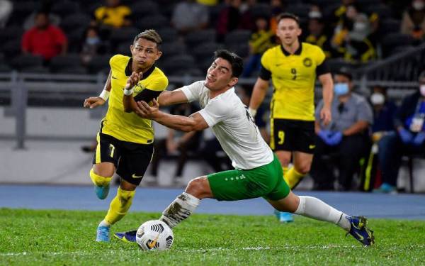 Pemain Harimau Malaya, Mohamad Faisal Halim cuba melepasi kawalan bola dari pemain Turkmenistan Bashimov Abdy pada Perlawanan Kumpulan E, Pusingan Akhir Kelayakan Piala Asia 2023 di Stadium Nasional Bukit Jalil malam Rabu. - Foto Bernama 