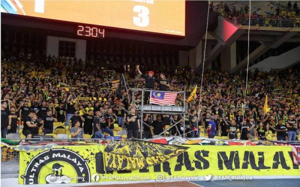 Lebih 21,000 penonton termasuk penyokong tegar Harimau Malaya, Ultras Malaya membanjiri Stadium Nasional untuk memberikan sokongan mereka kepada pasukan negara. - Foto Facebook FAM 