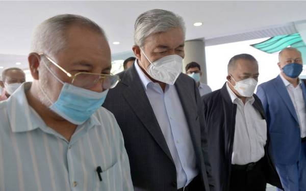 Ahmad Zahid (dua dari kiri) hadir di Mahkamah Tinggi Shah Alam pada Khamis, bagi perbicaraan kes rasuah yang dihadapinya berhubung Sistem Visa Luar Negara (VLN). - Foto Bernama 