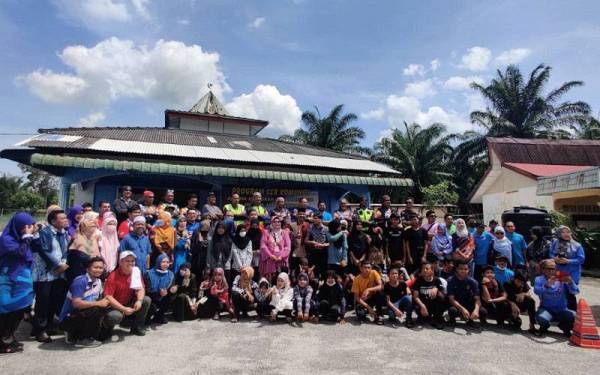 Azman bergambar bersama sebahagian yang hadir pada Program CSR Komuniti Pejabat Daerah dan Tanah Sabak Bernam di Asrama Kebajikan Anak Yatim di Kampung Sekendi pada Khamis.