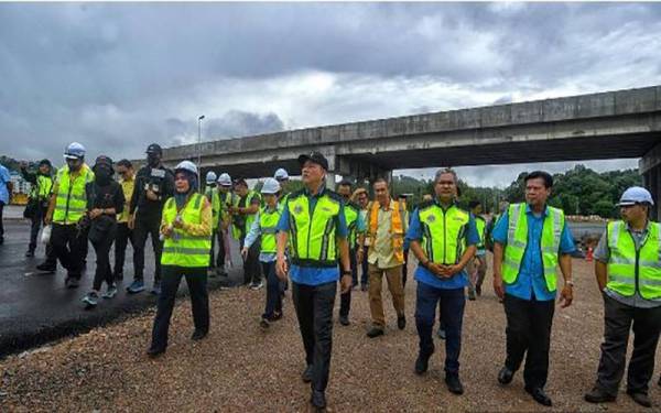 Fadillah (tengah) ketika meninjau kawasan Jejambat sempena program Jelajah FTRoadpedia Sarawak di sini, pada Khamis. - Foto Bernama