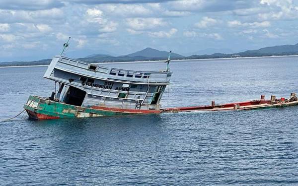 Salah sebuah bot yang ditenggelamkan menjadi tukun di perairan Pulau Kapas, Marang pada Khamis.