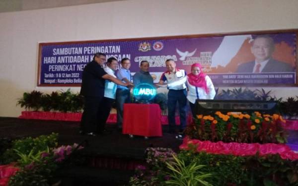 Aminuddin (empat kiri) ketika gimik pelancaran HADK 2022 Peringkat Negeri Sembilan di Kompleks Belia dan Sukan Paroi pada Khamis.