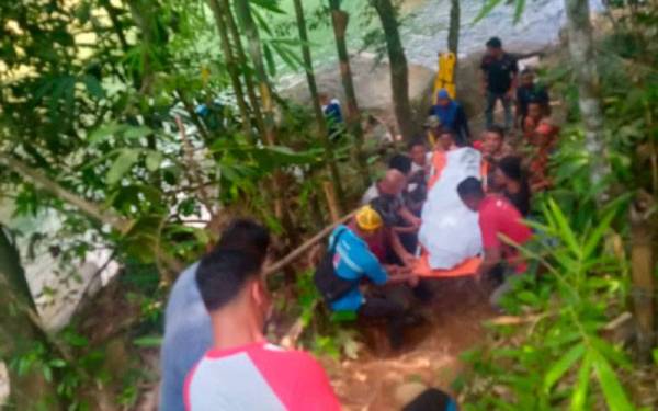 Mayat Nor Aina Mohd Nasir, 17, dibawa pasukan JBPM dalam kejadian di Lata Guling, Sungai Rual pada Khamis.