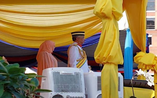 Yang di-Pertuan Agong Al-Sultan Abdullah Ri'ayatuddin Al-Mustafa Billah Shah dan Raja Permaisuri Agong Tunku Hajah Azizah Aminah Maimunah Iskandariah menyaksikan persembahan daripada Pancaragam ATM.