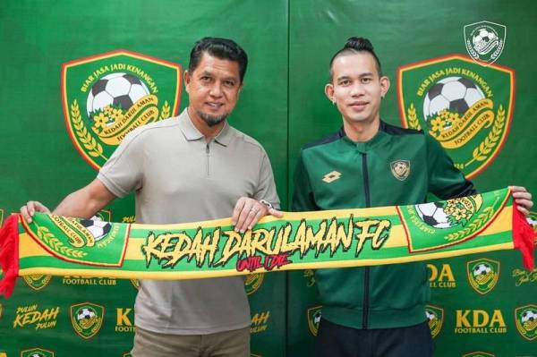 Ketua Pegawai Eksekutif KDA FC, Khamal Idris Ali (kiri) ketika sesi memperkenalkan Sanrawat yang mengisi kuota pemain import ASEAN pasukan itu bagi mengharungi baki saingan Liga Malaysia musim 2022. - Foto KDA FC