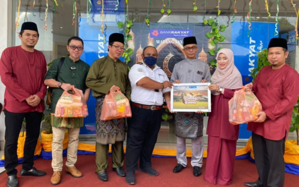 Penerima terpilih menerima bantuan bahan makanan asas daripada Bank Rakyat di bawah Program Rindu Mok Sambut Gawai 2022 yang melibatkan 18 cawangan dan 1 bank bergerak Bank Rakyat di Sarawak.