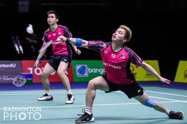 Aksi Aaron Chia-Wooi Yik ketika saingan suku akhir Kejuaraan Badminton Masters Indonesia. Foto BAM