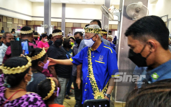 Ismail Sabri (tengah) menyantuni masyarakat Orang Asli yang hadir sempena mesyuarat tersebut di Dewan Padang Luas Majlis Daerah Bera pada Jumaat.