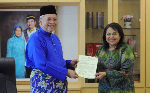 Annuar (kiri) menyerahkan surat lantikan sebagai Pengerusi Finas kepada Zurainah di pejabatnya di Putrajaya pada Jumaat. - Foto: Bernama