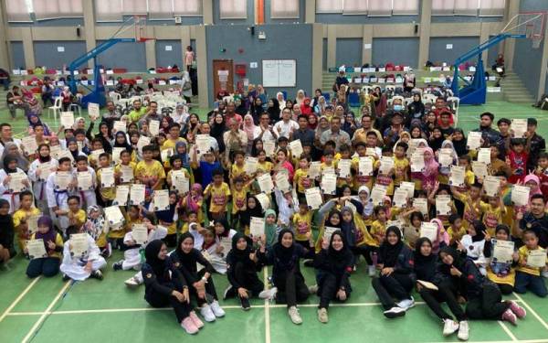 Peserta Program Kem Sukan UiTM Kedah kali ketiga bersama tetamu jemputan dan ibu bapa masing-masing.