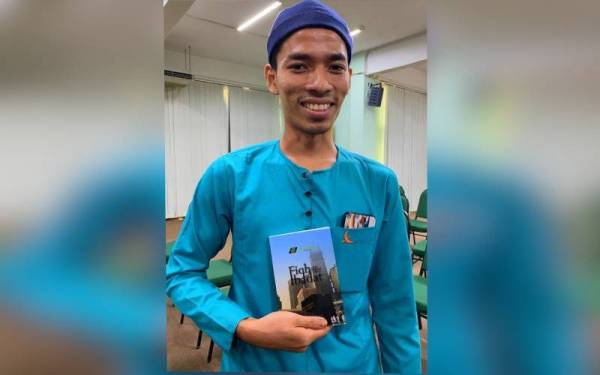 Muhammad Iqbal teruja dapat mengerjakan haji hasil tabungan duit raya yang disimpan sejak kecil.