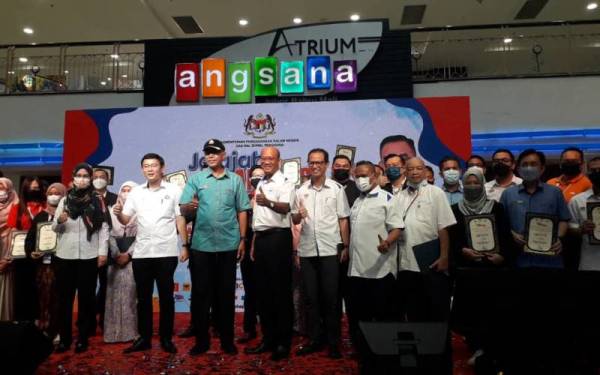 Rosol (tengah) bersama penerima sijil selepas melancarkan Program Jelajah Franchise Bay Peringkat Negeri Johor di Angsana Mall Johor Bahru, Johor Bahru pada Sabtu.