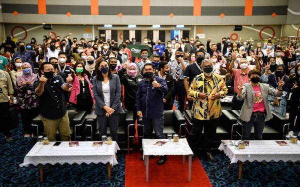 Menteri Belia dan Sukan Datuk Seri Ahmad Faizal Azumu (tengah) bergambar bersama peserta selepas merasmikan Program The Malaysian Youth SDG Summit 2022 di Pusat Belia Antarabangsa, pada Sabtu. - Foto Bernama