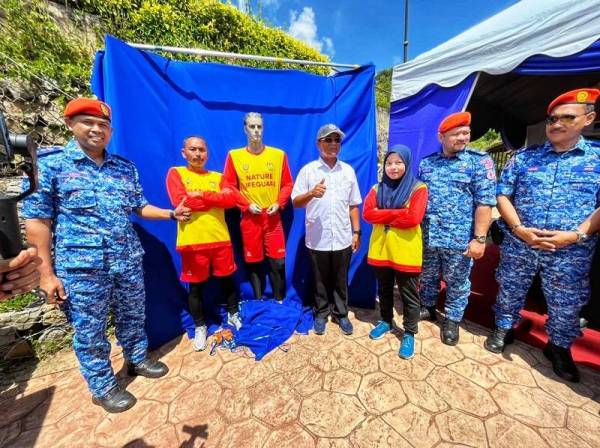 Sh Mohamed(empat dari kanan) bersama Che Adam(kiri) dengan anggota dan pakaian Nature Lifeguard yang digunakan pasukan terbabit.