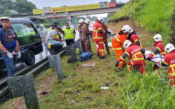 Anggota bomba membantu menaikkan mayat mangsa dari bawah gaung sebelum diserahkan kepada polis untuk tindakan lanjut.