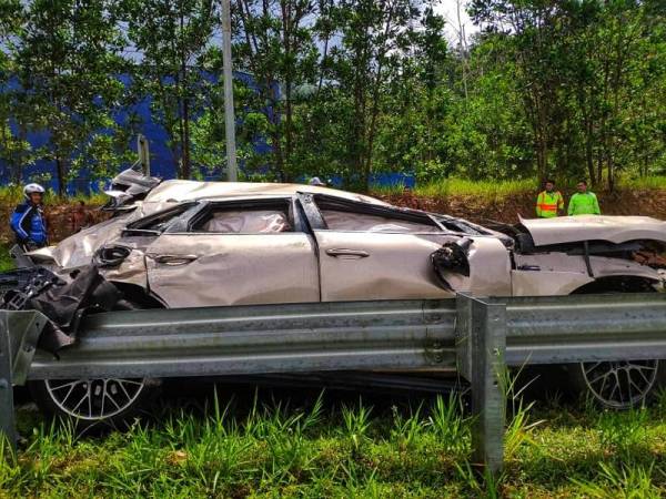 Keadaan Porsche Macan yang dipandu mangsa dalam nahas tiga kenderaan di KM55.6 di Lebuh Raya Karak hala Bentong pada Sabtu. Foto PDRM
