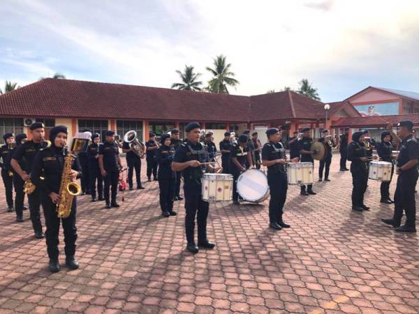 Kumpulan Pancaragam Mega Symphony JPJ Malaysia dan mengadakan persembahan pada Majlis Watikah Pelantikan Pemimpin Murid SK Kedondong, Pasir Mas. Foto SINAR HARIAN