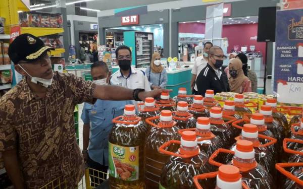 Rosol (kiri) diiringi Mohd Hairul Anuar ketika melakukan tinjauan sempena Program Jualan Keluarga Malaysia di Pasar Raya Lotus Tebrau, Johor Bahru, pada Ahad.