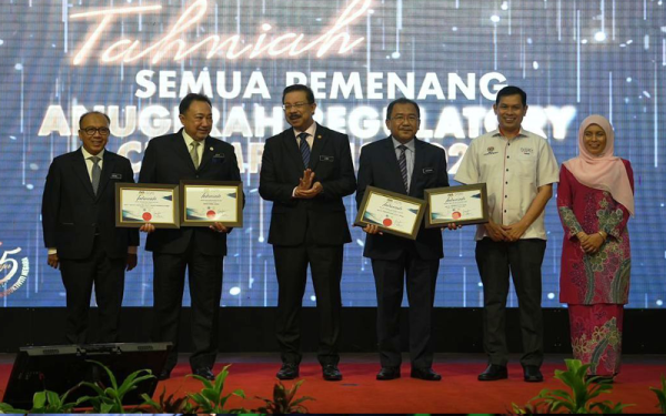 Mohd Zuki (tiga dari kiri) selepas menyampaikan anugerah kepada Ammar (dua dari kiri) yang dinobatkan sebagai Regulatory Champion atas kepimpinanan memacu inisiatif peringkat negeri dan Yang Dipertua Majlis Perbandaran Kulim, Dr Nadzman Mustaffa (tiga dari kanan) sebagai Tokoh Amalan Baik Peraturan.