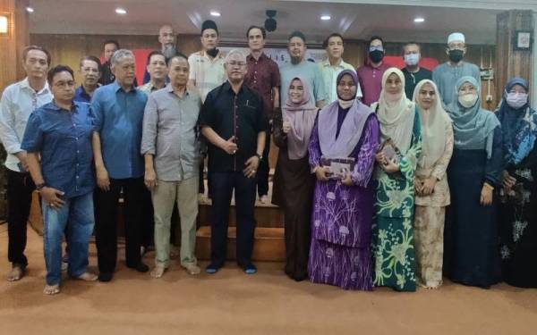 Noh (empat, kiri) bergambar bersama kepimpinan UMNO Bahagian Tanjong Karang dan bakal jemaah haji di Majlis Penyampaian Sumbangan Bakal Haji Parlimen Tanjong Karang di Pejabat UMNO Bahagian Tanjong Karang, pada Ahad.