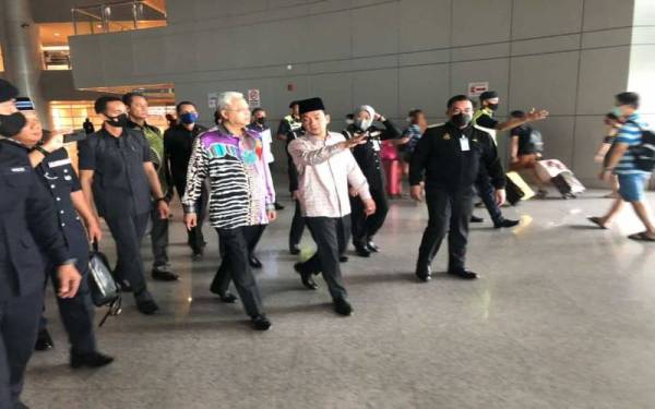 Lawatan mengejut Ismail Sabri ke Kompleks Imigresen, Kastam dan Kuarantin (CIQ) Bangunan Sultan Iskandar (BSI) pada Ahad.