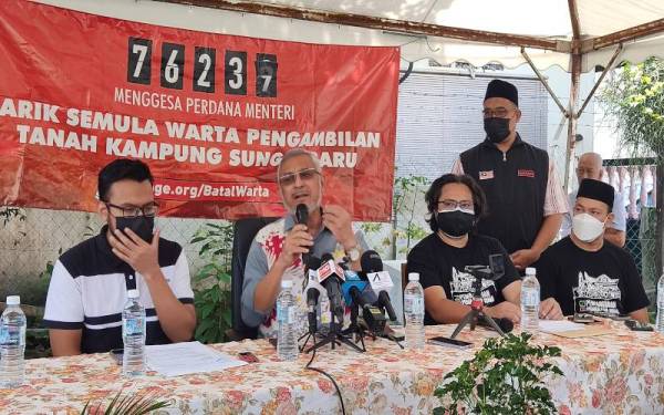 Dari kiri: Muhammad Asyraf, Khalid dan Azlan Mustafa ketika sidang media di Pusat Rukun Tetangga Kampung Sungai Baru, Kampung Baru, di sini pada Ahad.