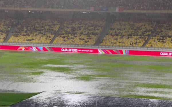 Keadaan padang becak di Stadium Nasional, Bukit Jalil sebelum aksi antara Malaysia dan Bahrain pada Sabtu.