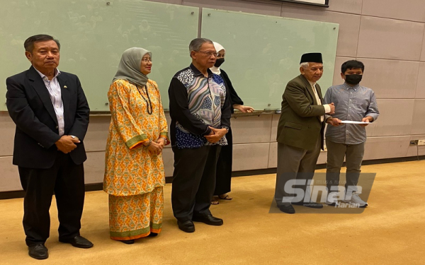 Mohamad (dua dari kiri) menerima cek Yayasan Al-Ahmadi yang disampaikan oleh wakil Persatuan Keluarga Al-Ahmadi di UPM di sini pada Jumaat