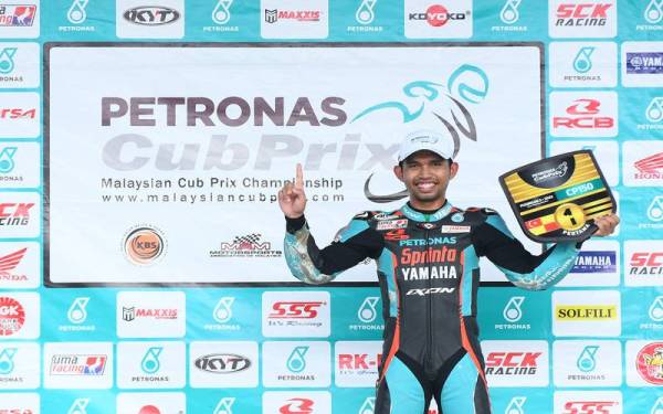 Nazirul Izzat meraikan kejayaan menjuarai Pusingan Ketiga kategori CP150 Kejuaraan Cub Prix Malaysia 2022 di Sepang pada Ahad. - Foto Cub Prix