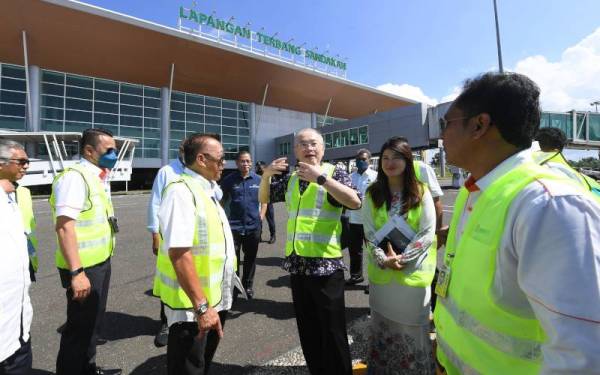 Ka Siong ketika melawat landasan lapangan terbang selepas merasmikan pembesaran Lapangan Terbang Sandakan dan Pengantian serta Penambahbaikan Sistem Pengurusan Trafik Udara hari ini. - Foto Bernama