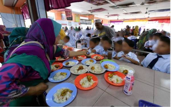 Walaupun lega sudah boleh berniaga selepas dua tahun terkongkong dengan pandemik Covid-19, kebanyakan pengusaha kantin kini menghadapi masalah lain iaitu kenaikan kos bahan mentah. - Foto Bernama