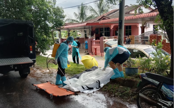 Kakitangan Pejabat Kesihatan Daerah Kuala Muda melakukan sanitasi di lokasi kejadian. - Foto PDRM