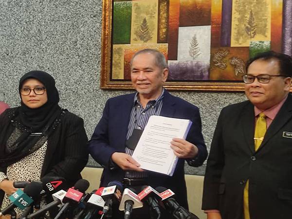 Wan Junaidi (tengah) bersama Timbalannya, Datuk Mas Ermieyati Samsudin (kiri) dan Pengarah Bahagian Hal Ehwal Undang-undang (BHEUU), Datuk Abd Shukor Mahmood pada sidang akhbar di pejabatnya pada Isnin.