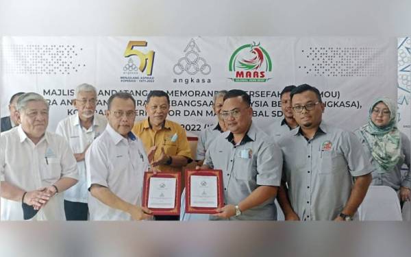 Majlis MoU antara Angkasa yang diwakili Abdul Fattah ( dua, kiri) dan Mars Global Sdn Bhd di Kulai, pada Isnin.