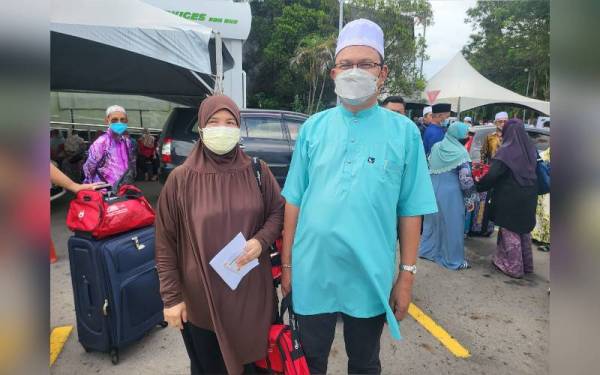 Bisno dan isterinya, Norhayati antara jemaah haji dari Sabah yang akan berlepas untuk mengerjakan haji di Tanah Suci.