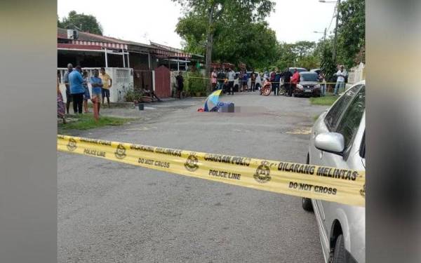 Seorang penarik kereta maut diserang dan ditetak sekumpulan lelaki dalam kejadian di Jalan Serindit 9, Taman Eng Ann pada Isnin.