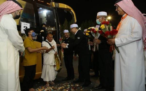 Syed Saleh (tiga dari kanan) ketika menyambut ketibaan 291 jemaah dari Madinah di hotel Land Premium, di sini. Foto Bernama