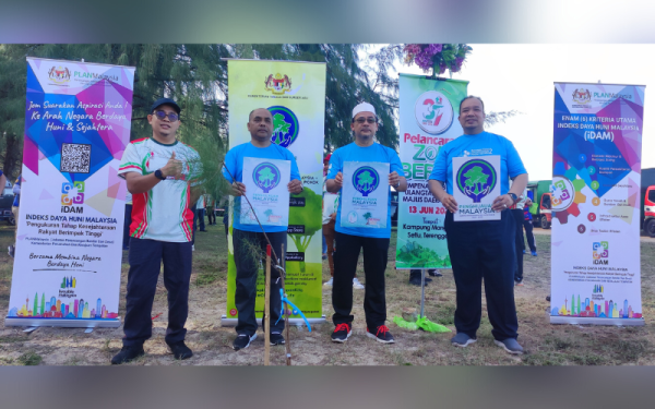 Dr Alias (tiga dari kanan) bergambar kenangan bersama tetamu kenamaan selepas menanam pokok rhu pada Program Pembersihan Pantai dan Penanaman Pokok di muara Kuala Setiu di hujung Kampung Mangkuk, Setiu pada Isnin.