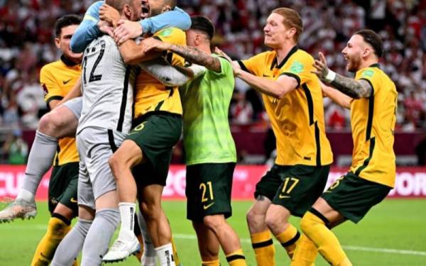 Redmayne meraikan kejayaan Australia mara ke Qatar 2022 bersama pemain Socceroos lain. - Foto Getty Image
