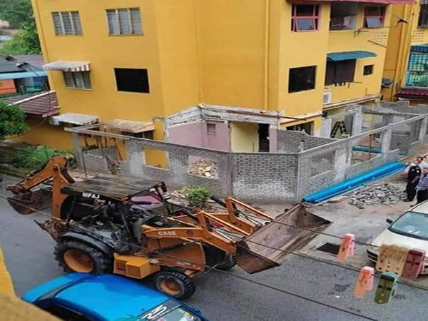 Struktur tambahan haram menggunakan ruang harta bersama yang bukan hak mutlak pemilik dirobohkan Majlis Perbandaran Ampang Jaya di Ampang.
