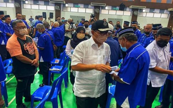 Wan Rosdy ketika menyampaikan bantaun Prihatin Pahang 2022 Fasa 2 Kluster Veteran Tentera dan Pesara Polis di Dewan Dato’ Zaharuddin Abu Kassim, Peragap pada Selasa.