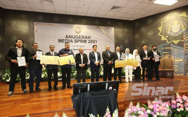 Barisan pemenang Anugerah Media SPRM 2021 bergambar kenangan bersama Azam.