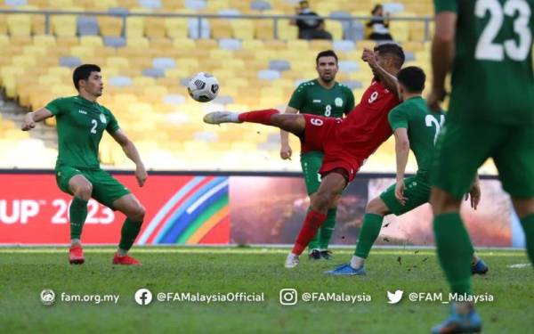 Antara aksi menarik Bahrain menentang Turkmenistan dalam perlawanan Kumpulan E Kelayakan Piala Asia 2023 di Stadium Nasional Bukit Jalil, hari ini. - Foto FB FAM