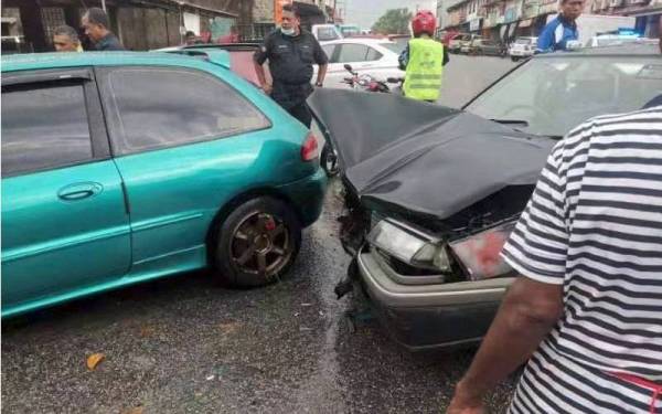 Keadaan kereta yang rosak teruk selepas terlibat dalam kemalangan melibatkan empat kenderaan di Pekan Sungai Lalang, Sungai Petani pada Selasa.