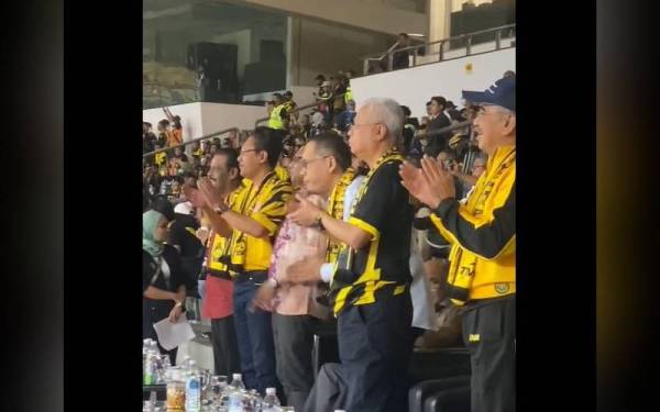 Tangkap layar video dikongsi melalui Facebook rasmi Perdana Menteri berhubung kehadiran beliau memberikan sokongan kepada pasukan Malaysia pada aksi terakhir Kumpulan E saingan Kelayakan Piala Asia 2023 di Stadium Nasional Bukit Jalil, malam ini.