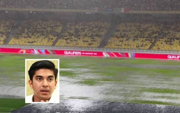 Keadaan padang yang ditenggelami air ketika aksi kelayakan Piala Asia 2023 antara Malaysia dan Bahrain pada Sabtu lalu. Gambar kecil: Syed Saddiq