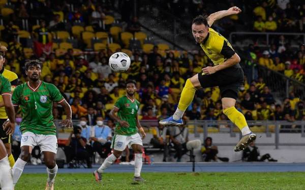 Pemain Harimau Malaya, Dion Cools menanduk bola ke gawang gol pasukan Bangladesh pada perlawanan Kumpulan E, Pusingan Akhir Kelayakan Piala Asia 2023 di Stadium Nasional Bukit Jalil malam ini. - Foto Bernama