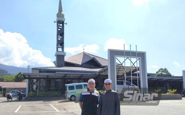 Mohd Firdaus (kanan) dan Setiausaha Masjid Al-Busyra, Johari Husin di pekarangan masjid yang telah dinaik taraf.