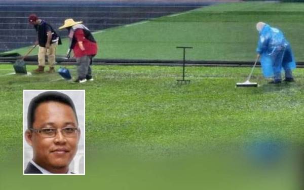 Beberapa petugas sedang menolak air yang bertakung menggunakan penyodok sampah di Stadium Nasional, Bukit Jalil pada Sabtu lalu. Gambar kecil: Nur Ekmal